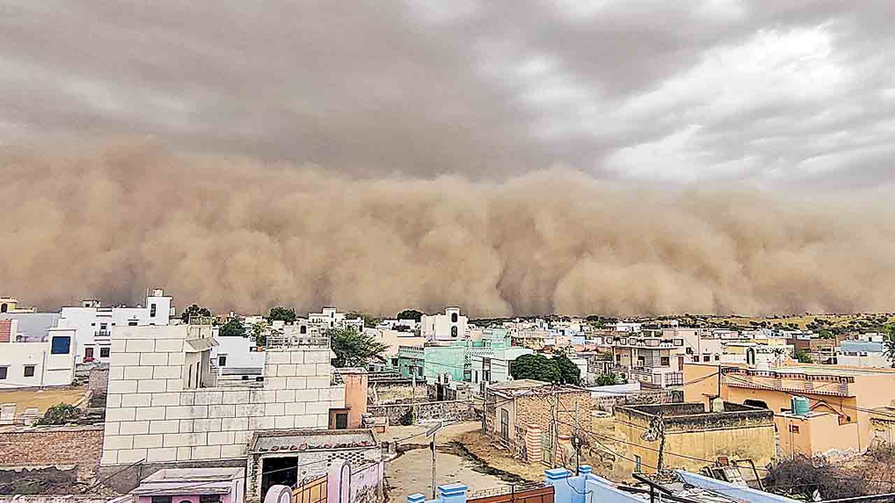 సునామీలా.. ఇసుక తుఫాను.. రాజస్థాన్‌లో 100 అడుగుల ఎత్తులో బీభత్సం