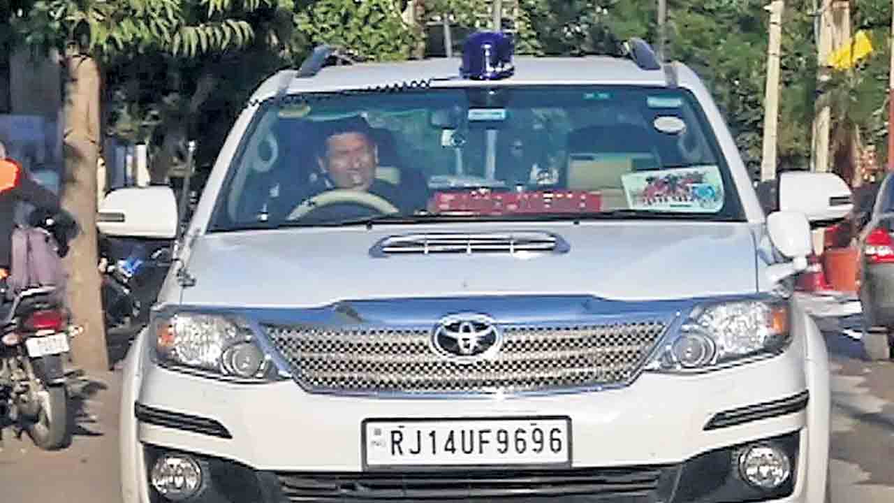సొంతకారునే అంబులెన్స్‌గా మార్చి..!