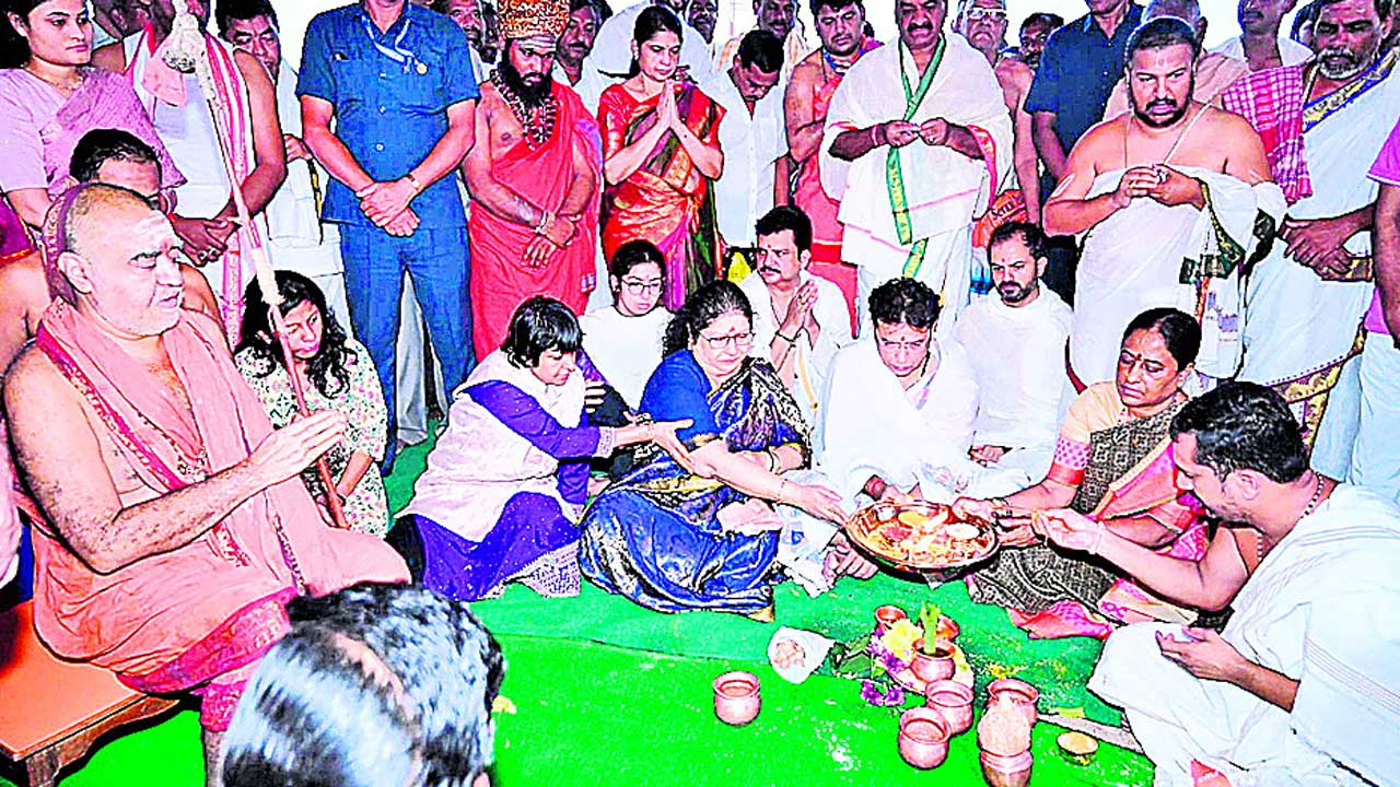 సరస్వతీ నది అంత్య పుష్కరాలు ఆరంభం