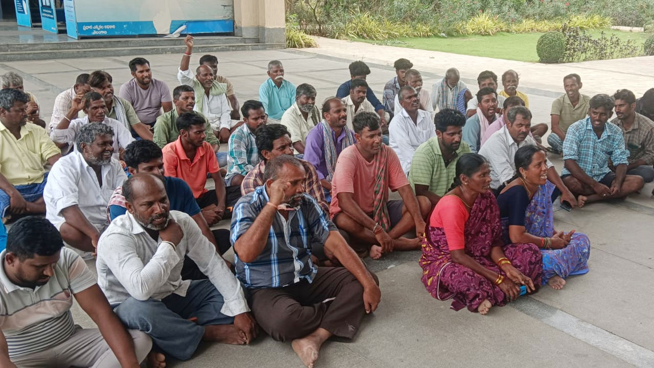 Farmers Protest | తడిసిన ధాన్యాన్ని కొనుగోలు చేయాలని కలెక్టరేట్‌ ఎదుట రైతుల నిరసన