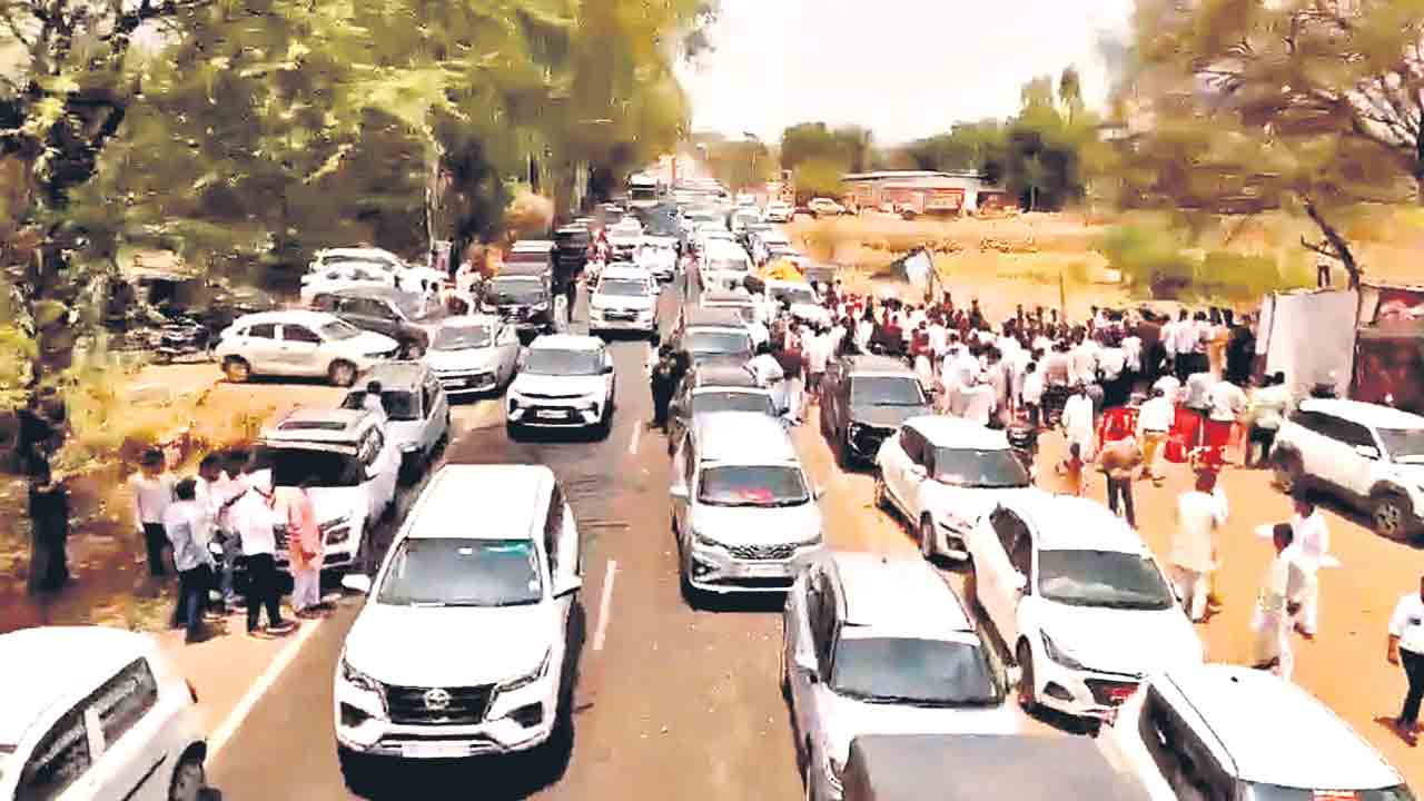 700 కార్లతో బీజేపీ నేత కాన్వాయ్‌!