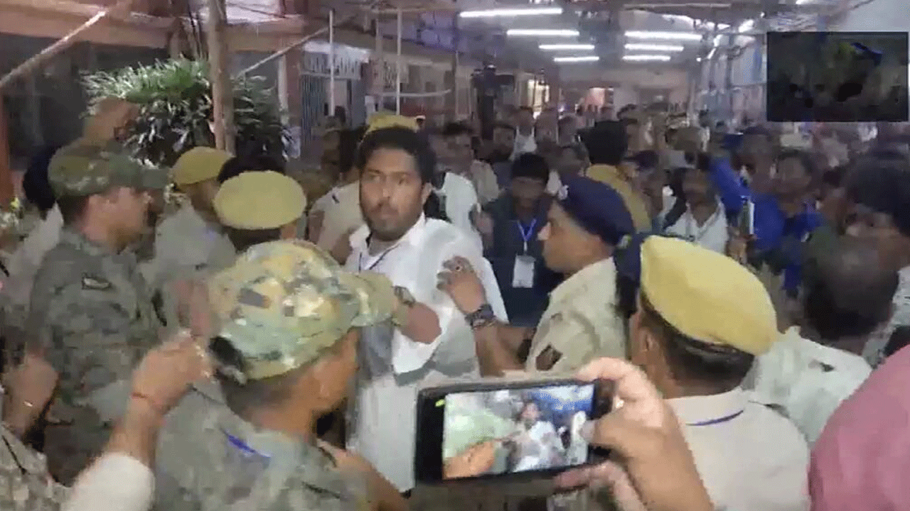 Clash | కౌంటింగ్‌ కేంద్రంలో కొట్టుకున్న బీజేపీ, టీఎంసీ కౌంటింగ్‌ ఏజెంట్‌లు.. Video
