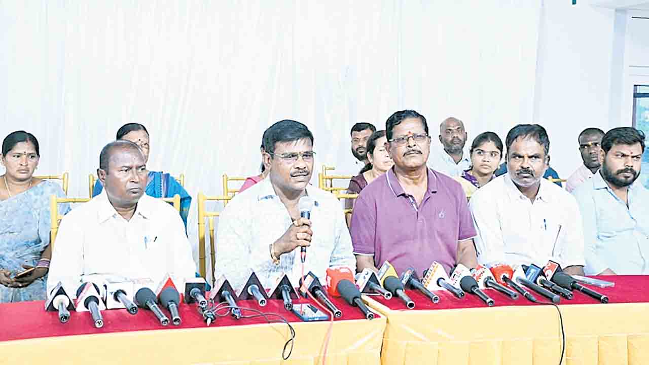 మా పొట్ట కొట్టొద్దు.. కొండపై దుకాణాలే మాకు జీవనాధారం