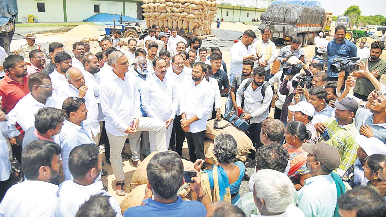 రైతులు కన్నీరు పెడుతుంటే మంత్రులకు పట్టదా..