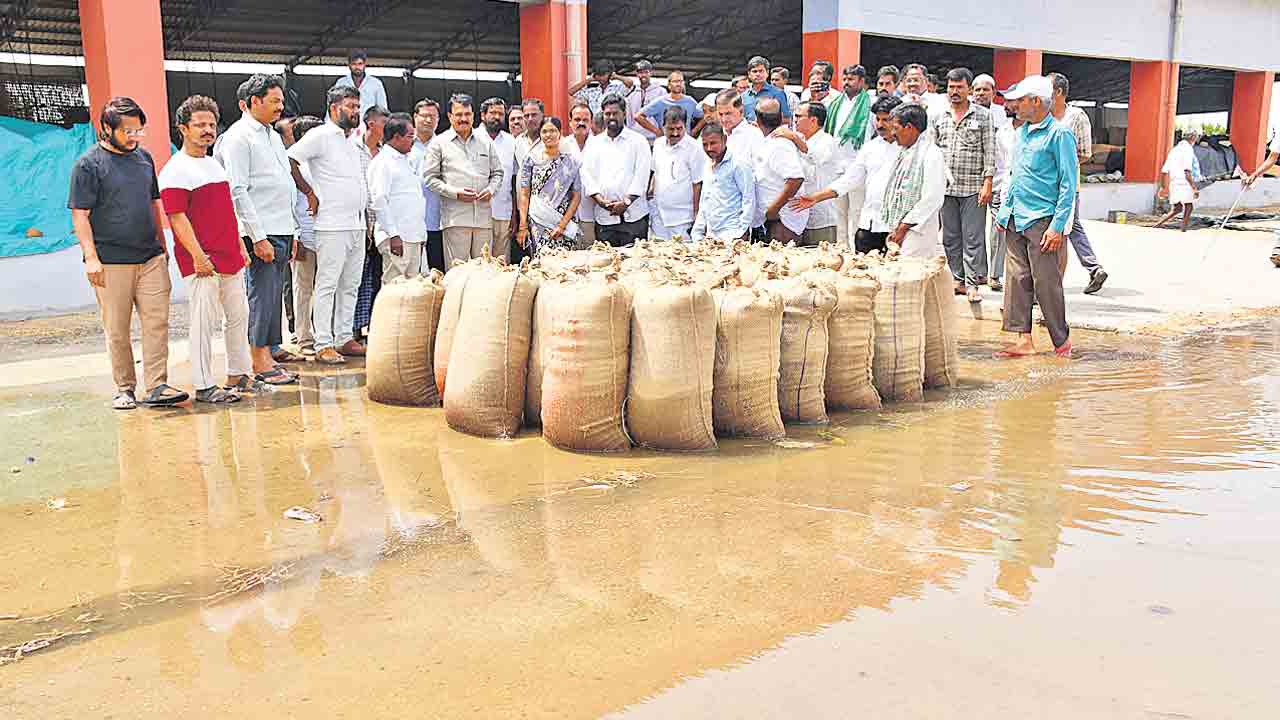 కొనుగోళ్లపై సర్కార్‌కు ప్రణాళిక లేదు.. అందుకే రైతులకు ఈ దుస్థితి మాజీ మంత్రి నిరంజన్‌రెడ్డి