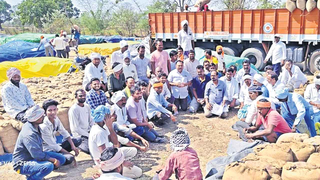 కొనుగోళ్లలోజాప్యంపై ఆగ్రహం