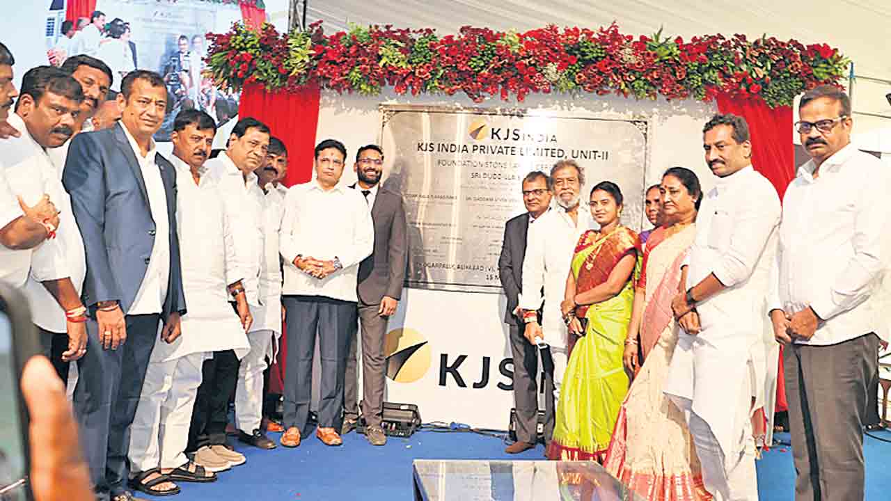 పరిశ్రమల ఏర్పాటుతో యువతకు ఉపాధి