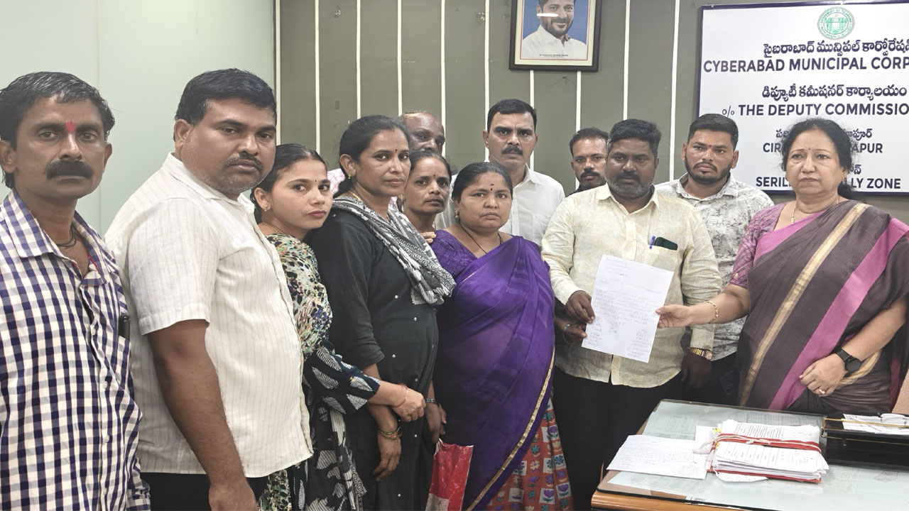 Street Vendors | స్ట్రీట్ వెండర్ల ఉపాధిపై మున్సిపల్ పంజా.. చిరు దుకాణాలను ధ్వంసం చేసిన అధికారులు