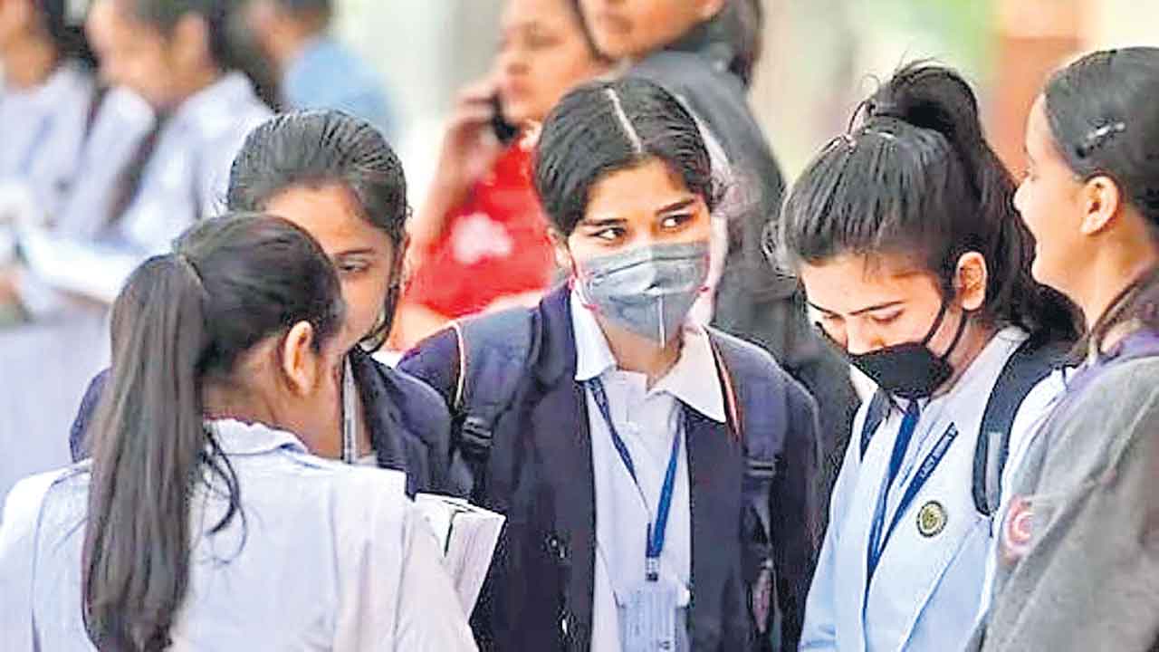 Fee Reimbursement | మహిళా విద్యపై పెనుదెబ్బ..! ఫీజుల పథకానికి సర్కార్‌ తూట్లు
