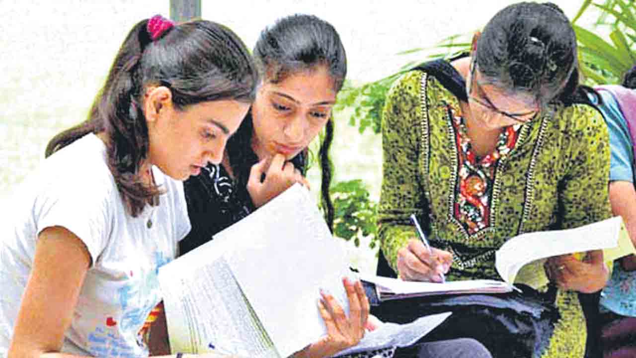 ఇంటర్ విలీనంపై సర్కార్‌ వెనక్కి