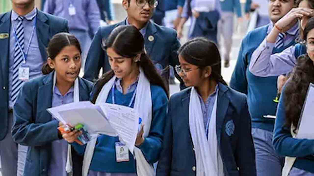 విద్యార్థుల జీవితాలతో ఆటలా?.. సీబీఎస్‌ఈపై విమర్శల వెల్లువ