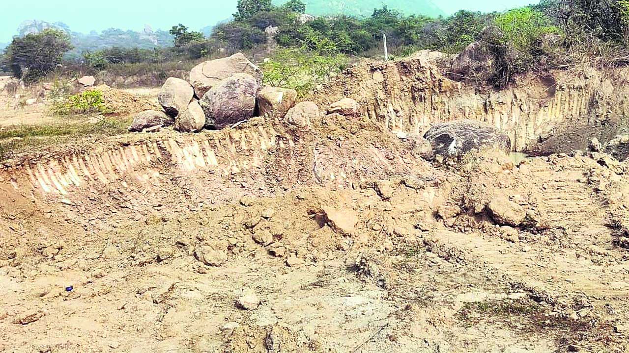 మట్టి తింటున్నరు!