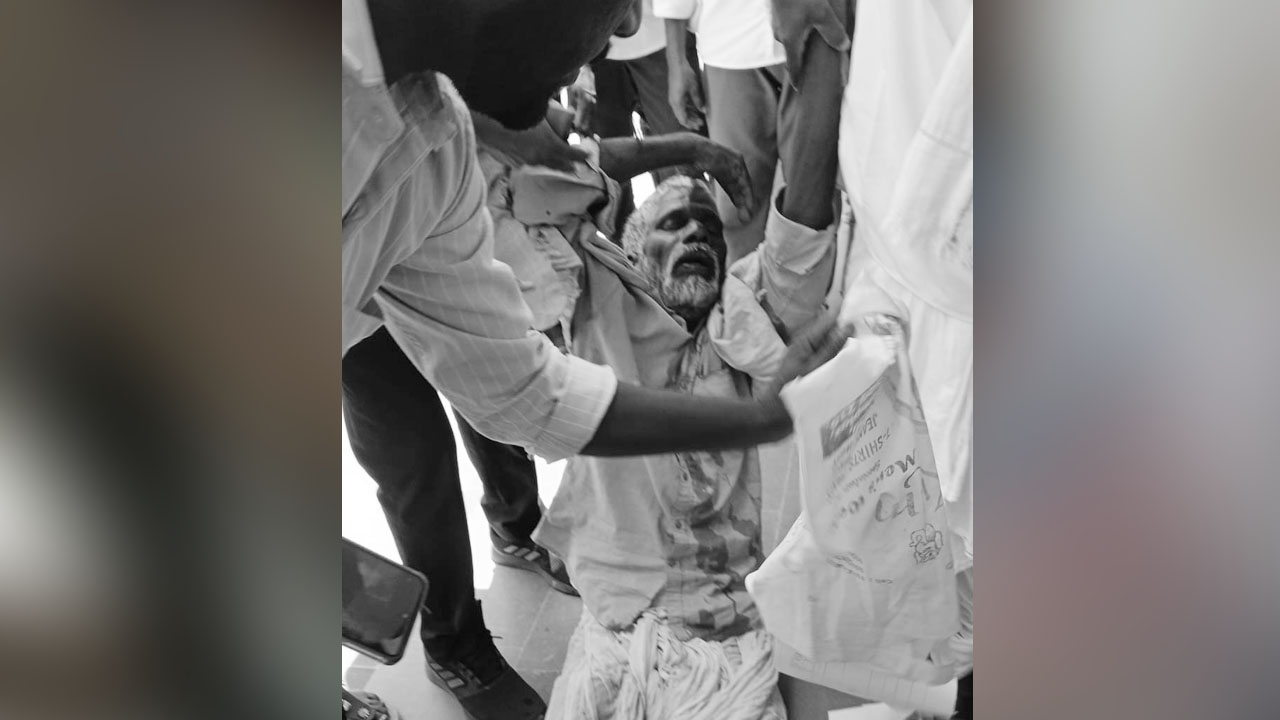 Suicide Attempt | కలెక్టరేట్‌ ఎదుట పురుగుల మందు తాగి రైతు ఆత్మహత్యా యత్నం