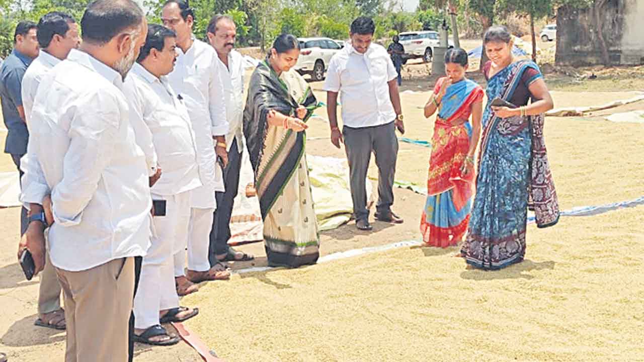 రైతుల కష్టాన్ని దోచుకోవద్దు