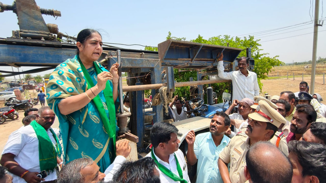 MLA Sunitha Laxma Reddy | ప్రభుత్వ నిర్లక్ష్యంతోనే ధాన్యం కొనుగోళ్లలో జాప్యం..అష్టకష్టాలు పడుతున్న రైతాంగం : ఎమ్మెల్యే సునీత లక్ష్మారెడ్డి