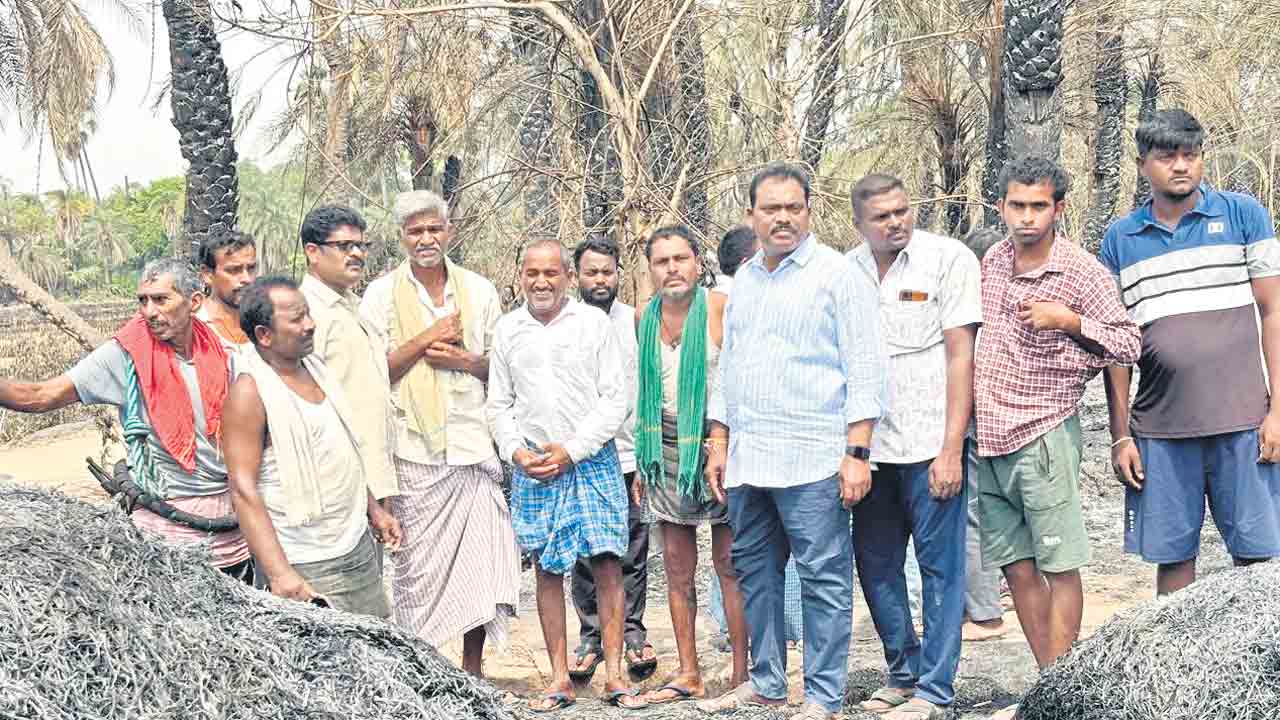 గీత కార్మికులను ఆదుకోవాలి.. ఈత వనాన్ని పరిశీలిస్తున్న మాజీ ఎమ్మెల్యే సుంకె రవిశంకర్‌