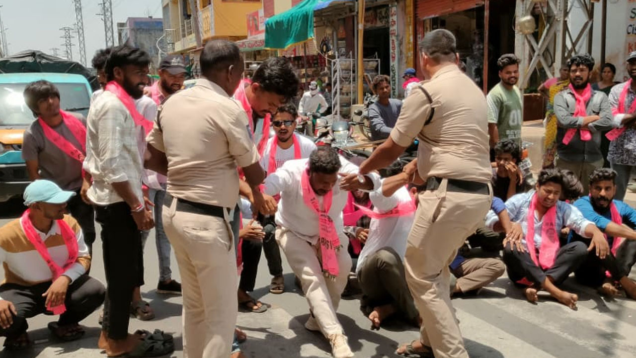 BRSV Dharna | జూనియర్ కళాశాల తరగతులు వెంటనే ప్రారంభించాలని బీఆర్ఎస్వీ ధర్నా