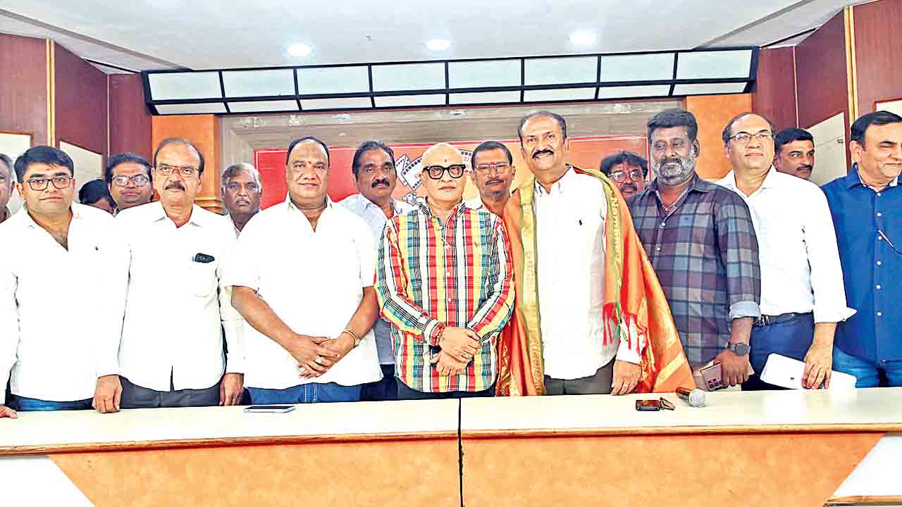 పెద్దికి పర్సంటేజీ ఇవ్వాల్సిందే!.. తేల్చిచెప్పిన ఎగ్జిబిటర్లు