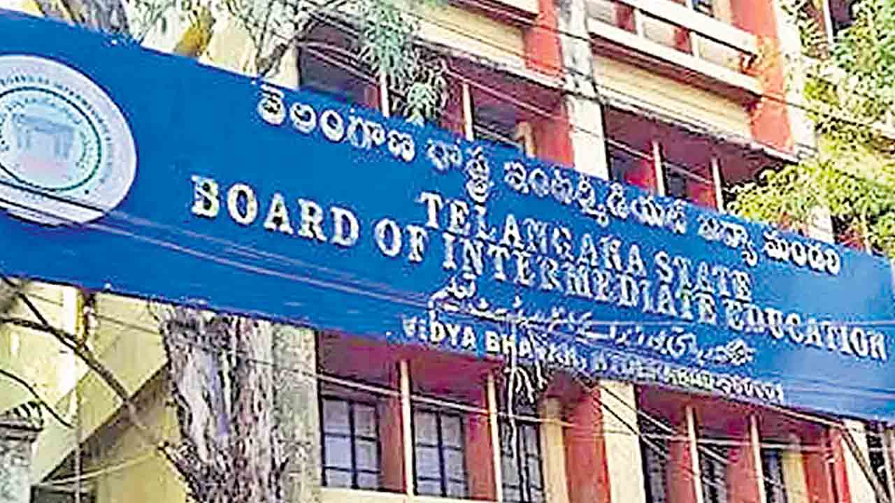ఇంటర్‌ విద్యతో సర్కార్‌ ఆటలు!.. పిల్లల ఆటలా ప్రభుత్వ నిర్ణయాలు