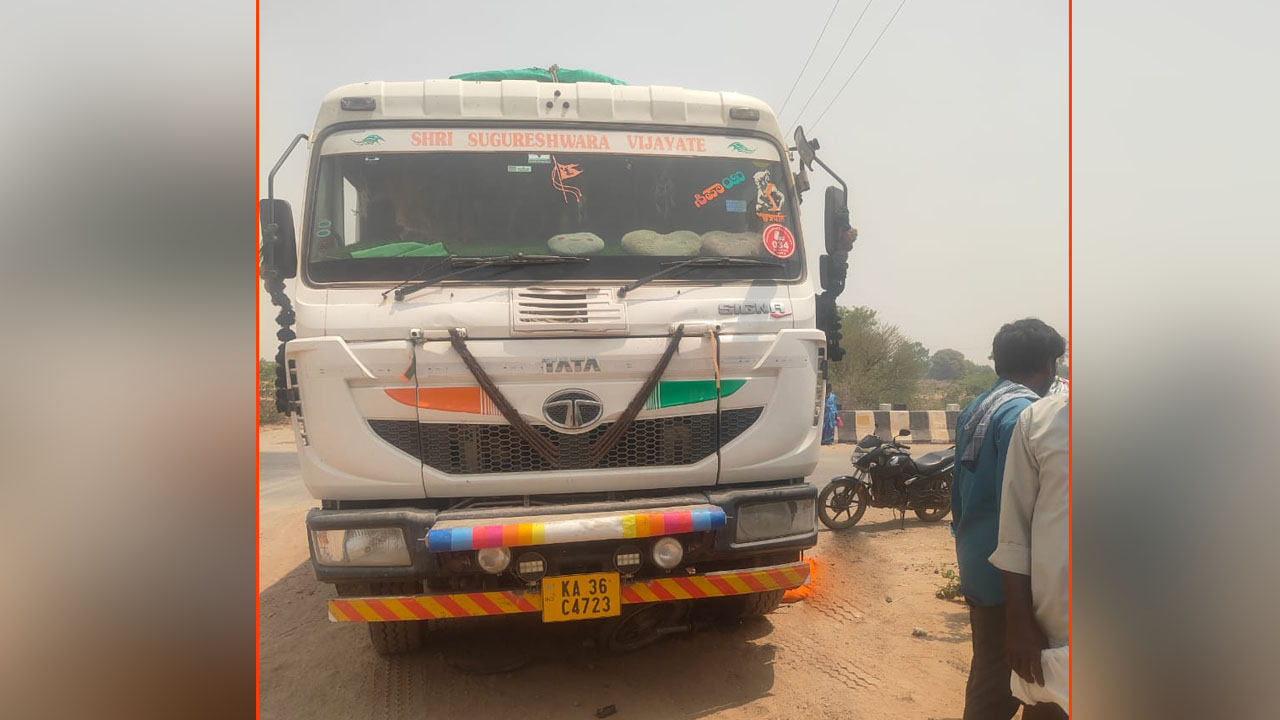 Road Accident | టిప్పర్ డ్రైవర్‌ అతివేగం..ద్విచక్రవాహనదారుడు మృతి