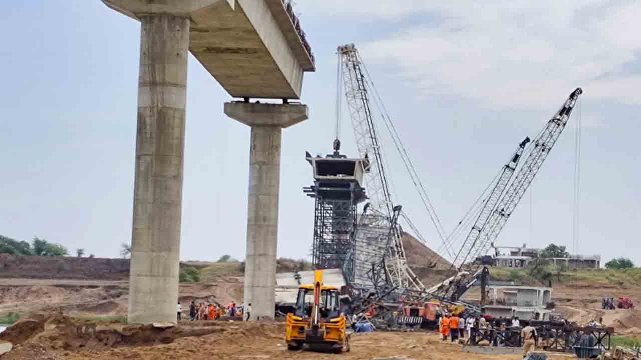 Under-Construction Bridge Collapses | గాలి వానకు కూలిన వంతెన భాగం..   ఆరుగురు మృతి