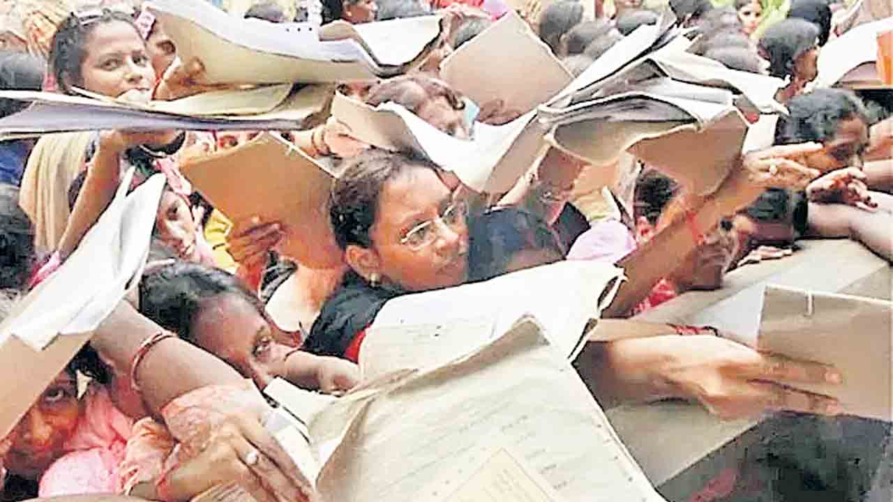 నిరుద్యోగం పైపైకి.. యువతలో నిరుద్యోగిత రేటు 15 శాతానికి చేరిక
