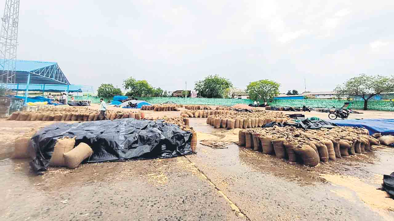 రైతన్న కన్నీరు.. ఆదిలాబాద్‌, నిర్మల్‌ జిల్లాల్లో గాలివాన బీభత్సం