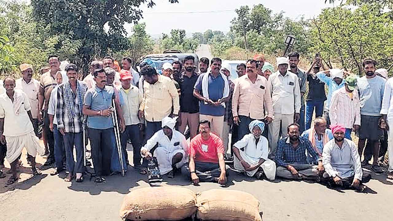 క్వింటాలుకు 13 కిలోల కోత.. రోడ్డెక్కిన అన్నదాత