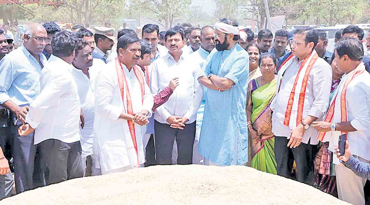 కొనుగోళ్లు అంతంతే.. చెల్లింపులు లేవంతే..!