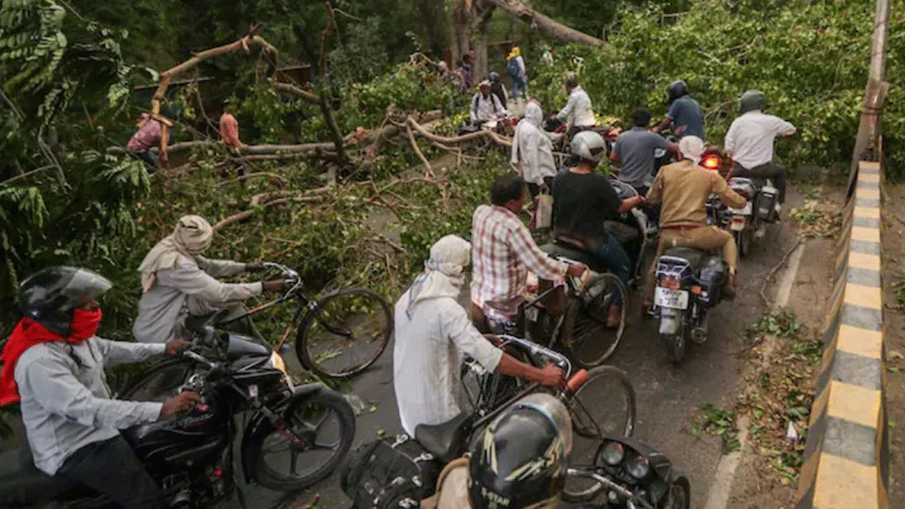 UP rains | యూపీలో బీభత్సం సృష్టించిన అకాల వర్షం.. 100కు చేరిన మృతుల సంఖ్య..!