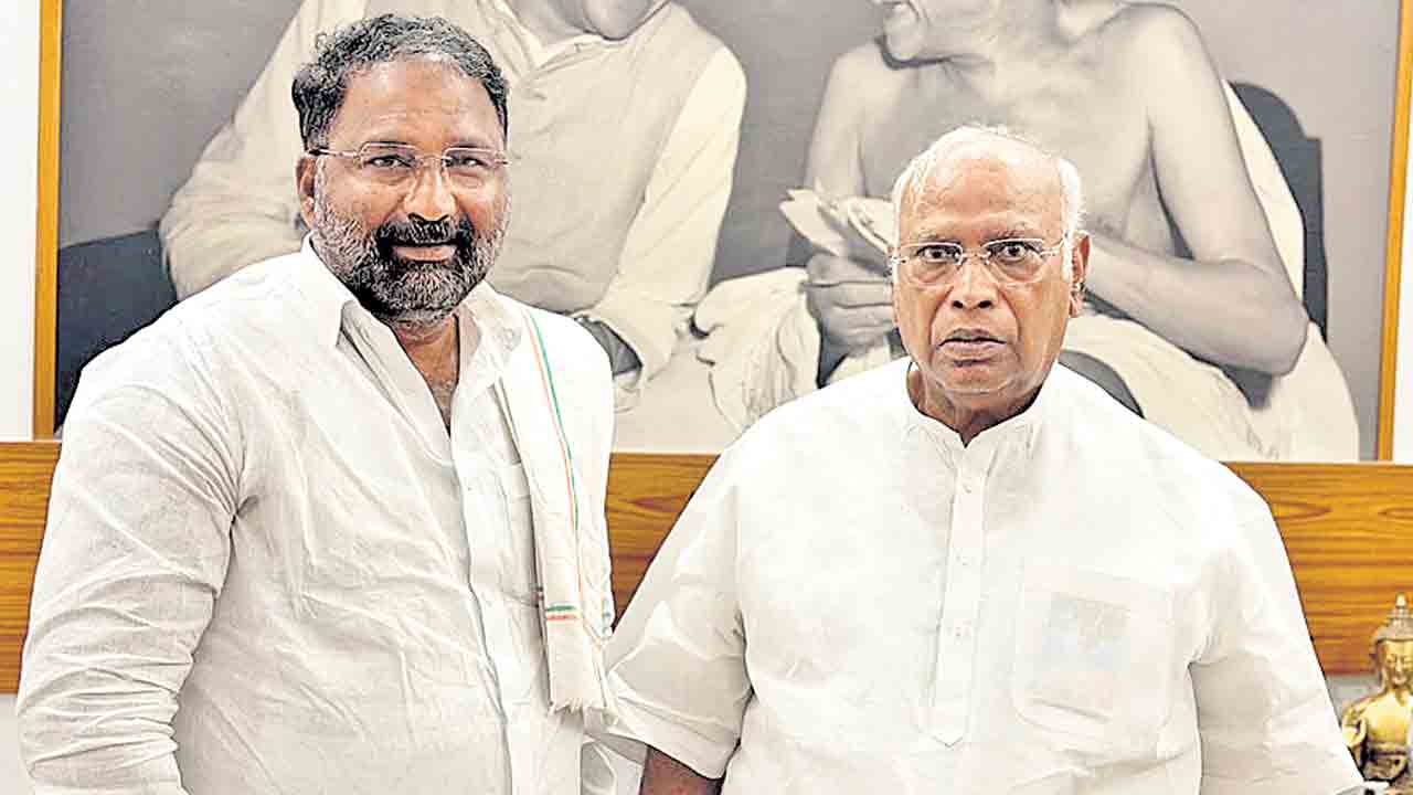 బీసీల వ్యక్తిత్వంపైనే దాడి.. ఢిల్లీ వెళ్లి ఖర్గేకు వివరించిన వాకిటి