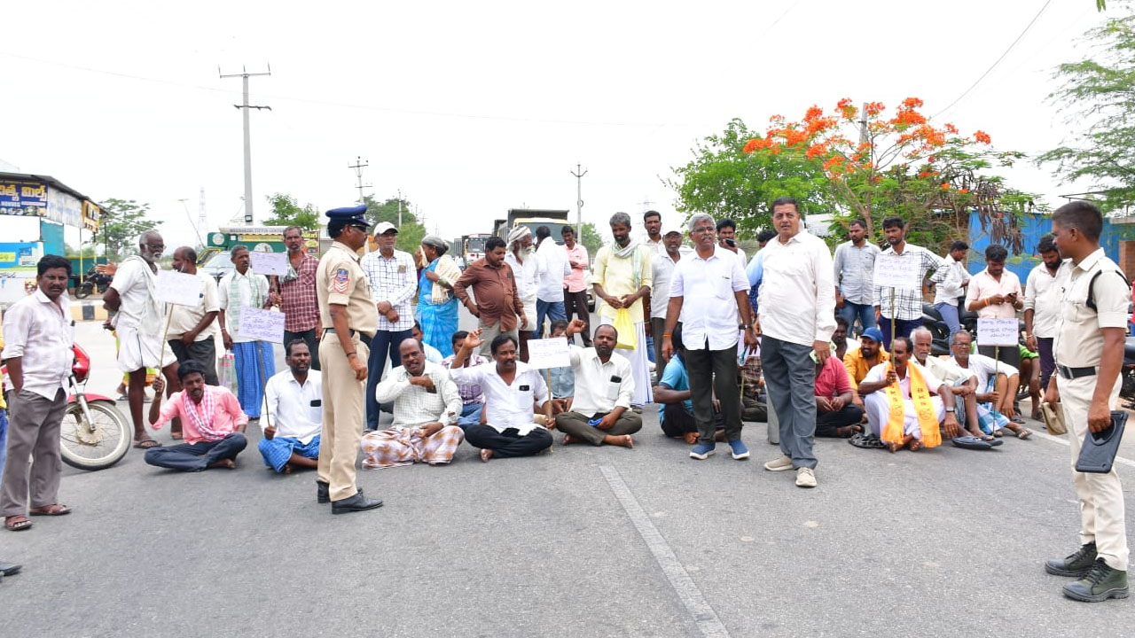 Farmers Protest | ధాన్యం కొనుగోలు చేయాలని రైతుల ధర్నా