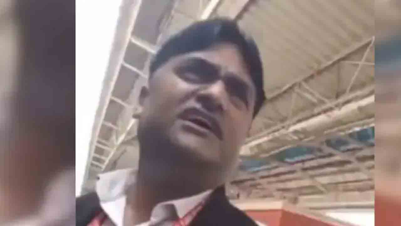 Vande Bharat TTE | వందే భారత్ రైలు టిక్కెట్‌ను సగానికే ఆఫర్‌ చేసిన టీటీఈ.. వీడియో వైరల్‌తో సస్పెండ్‌