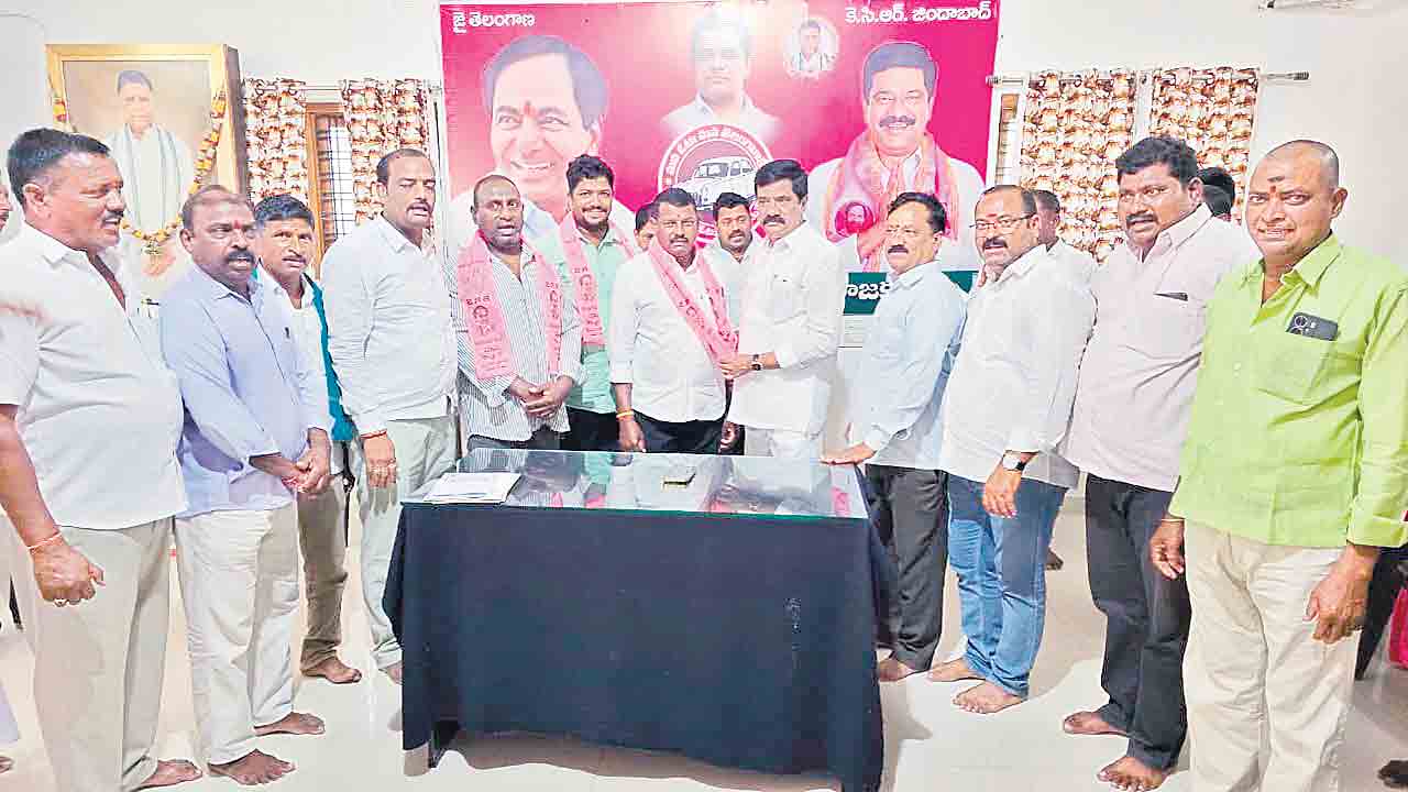బీఆర్‌ఎస్‌లోకి కాంగ్రెస్‌ నేతలు