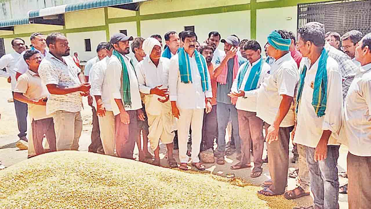 కలెక్టర్‌ ఫోన్‌ ఎత్తరు.. రైతుల గోడు ఎవరికి చెప్పాలి?
