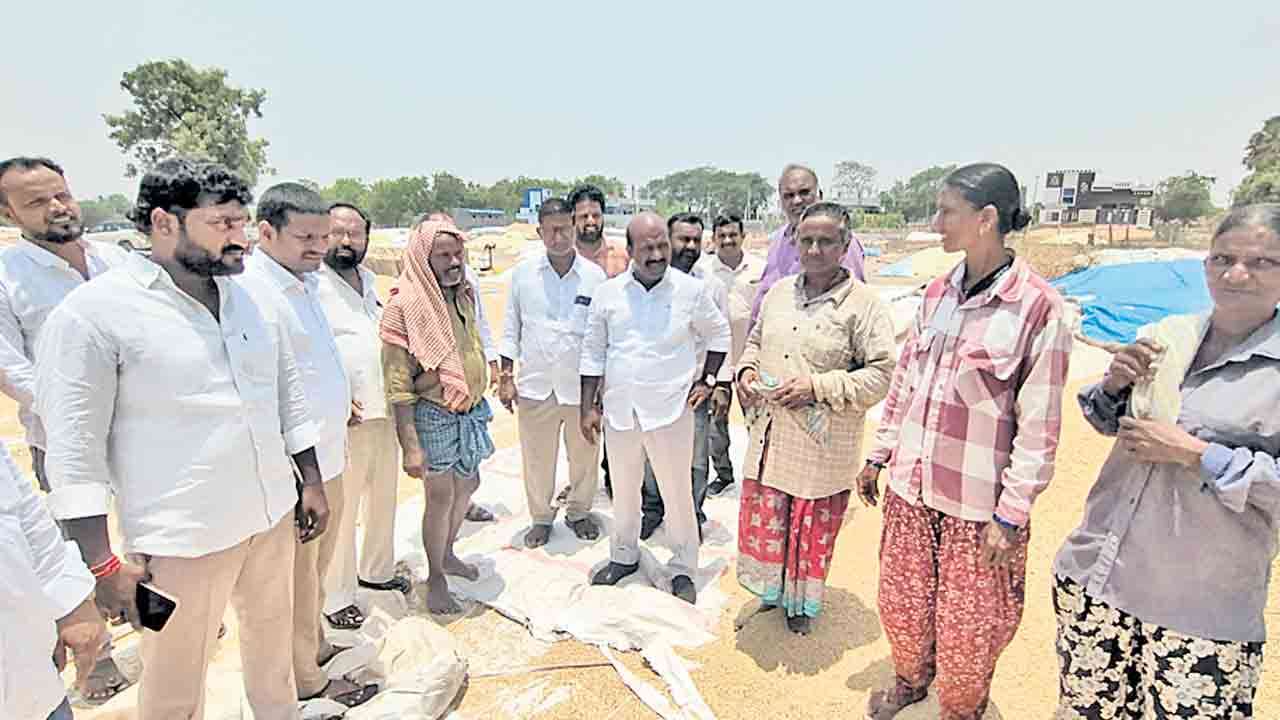 రాష్ట్రంలో రైతుల రక్తం తాగుతున్న కాంగ్రెసోళ్లు.. చిరుమర్తి లింగయ్య