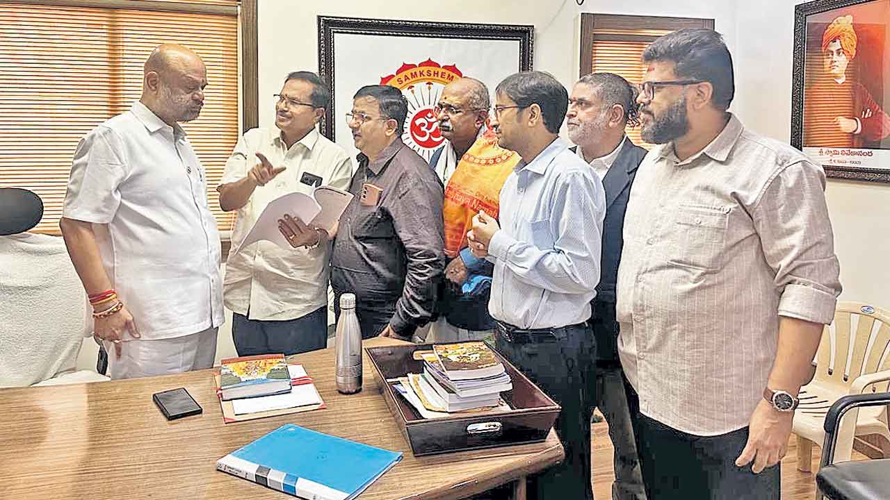 అర్చకుల సమస్యలు పరిష్కరించాలి
