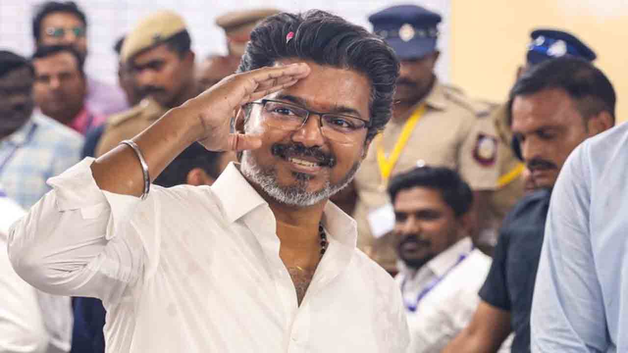 Thalapathy Vijay | విజయ్ గెలుపు.. శ్రీలంక వీధుల్లో అభిమానుల సంబ‌రాలు.!