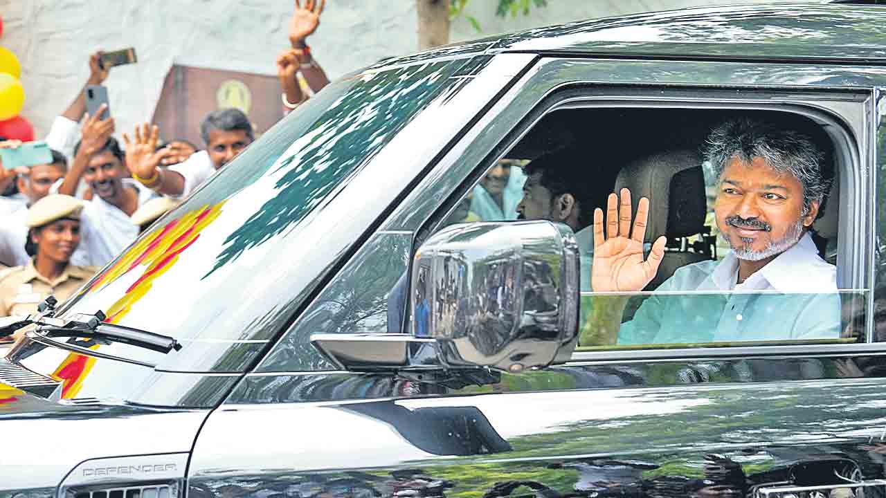 రేపు విజయ్‌ ప్రమాణం?.. తమిళనాట మ్యాజిక్‌ ఫిగర్‌కు కొద్ది దూరంలో నిలిచిన టీవీకే