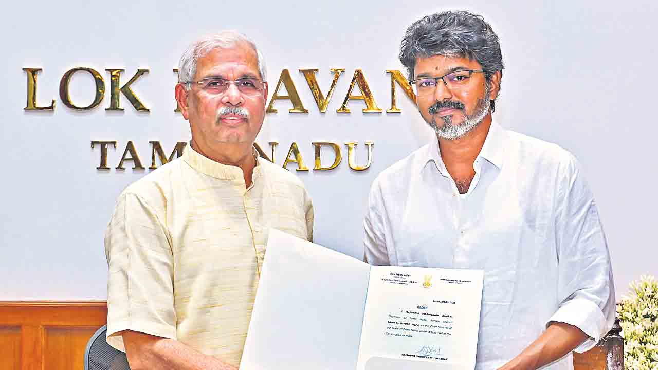 తమిళ సస్పెన్స్‌కు శుభం కార్డు!.. ప్రభుత్వ ఏర్పాటుపై విజయ్‌కు గవర్నర్‌ ఆర్లేకర్‌ అనుమతి