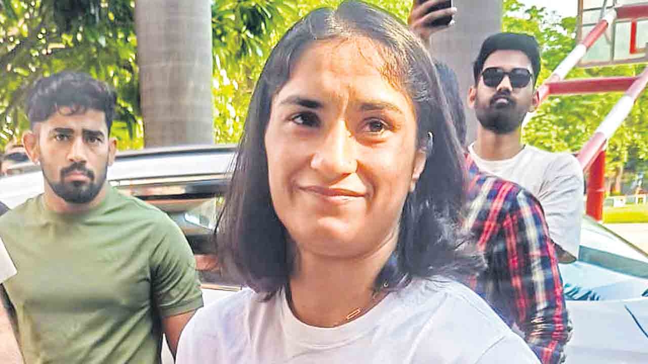 సన్యాసం తీసుకోవాలా?.. మానసికంగా కుంగిపోయి రిటైర్మెంట్‌ ఇచ్చేలా కుట్ర చేస్తున్నారు