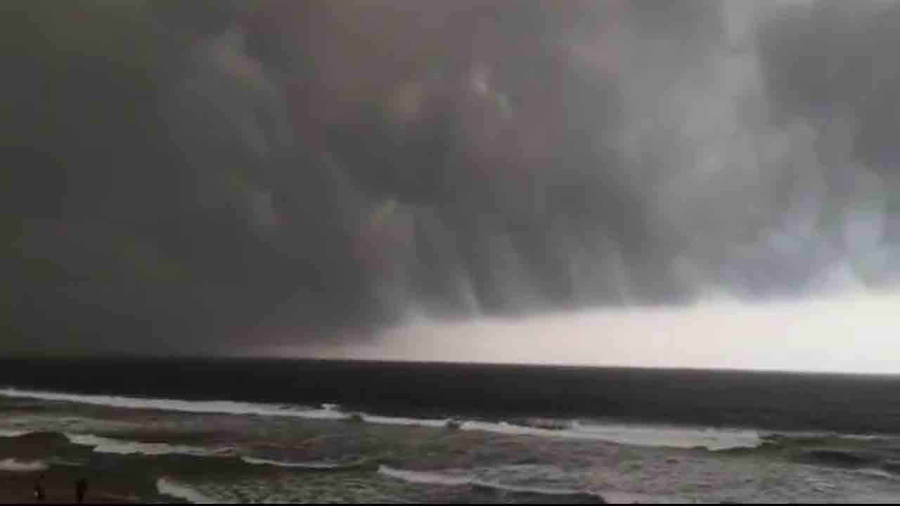 Vizag Beach | సముద్రం, ఆకాశం కలిశాయా..? వైజాగ్‌ బీచ్ రోడ్డులో అరుదైన దృశ్యం.. వీడియో
