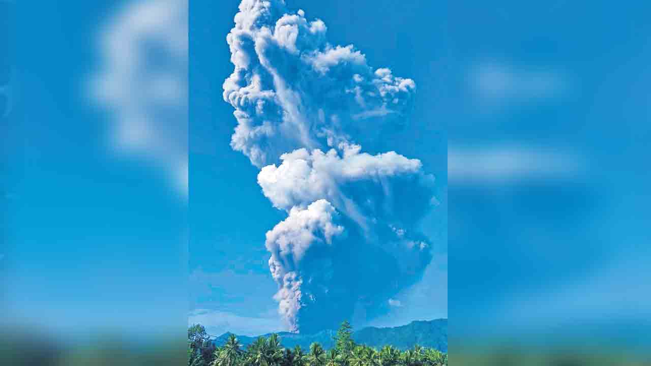 డుకొనొ అగ్ని పర్వతం పేలి ముగ్గురు మృతి
