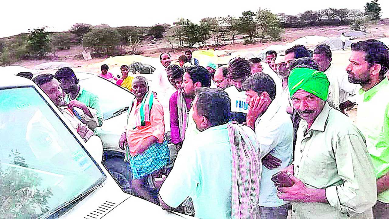 రైతుల కడుపు కొడుతున్నరు