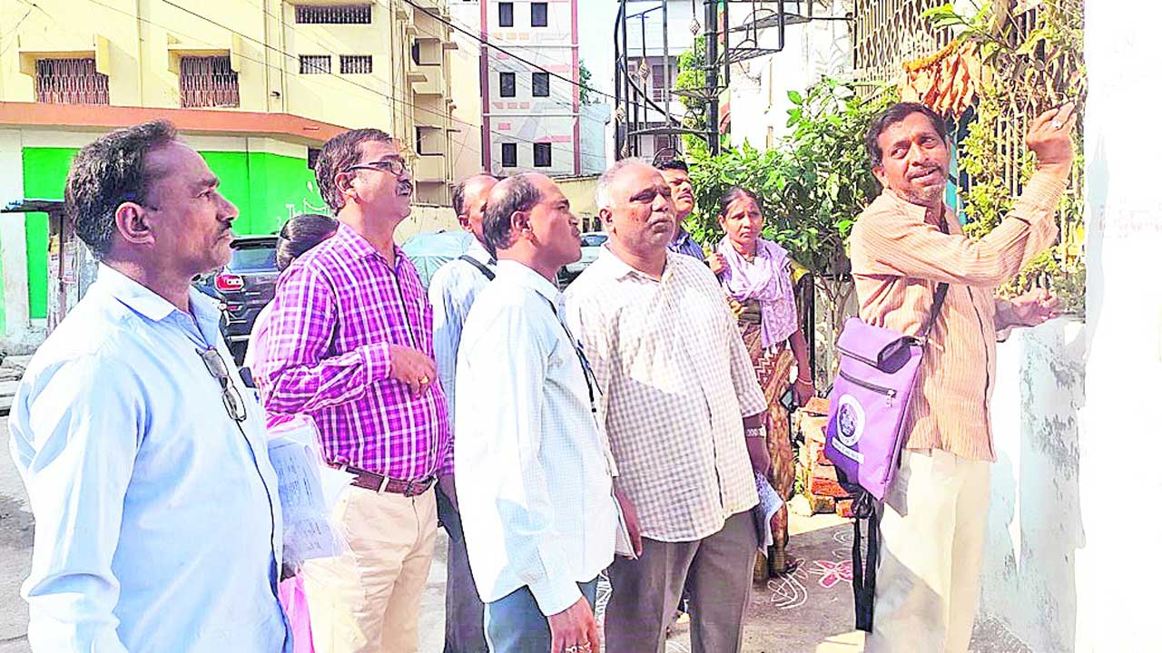 బౌండరీలిచ్చాం… ఇండ్లు వెతుక్కోండి