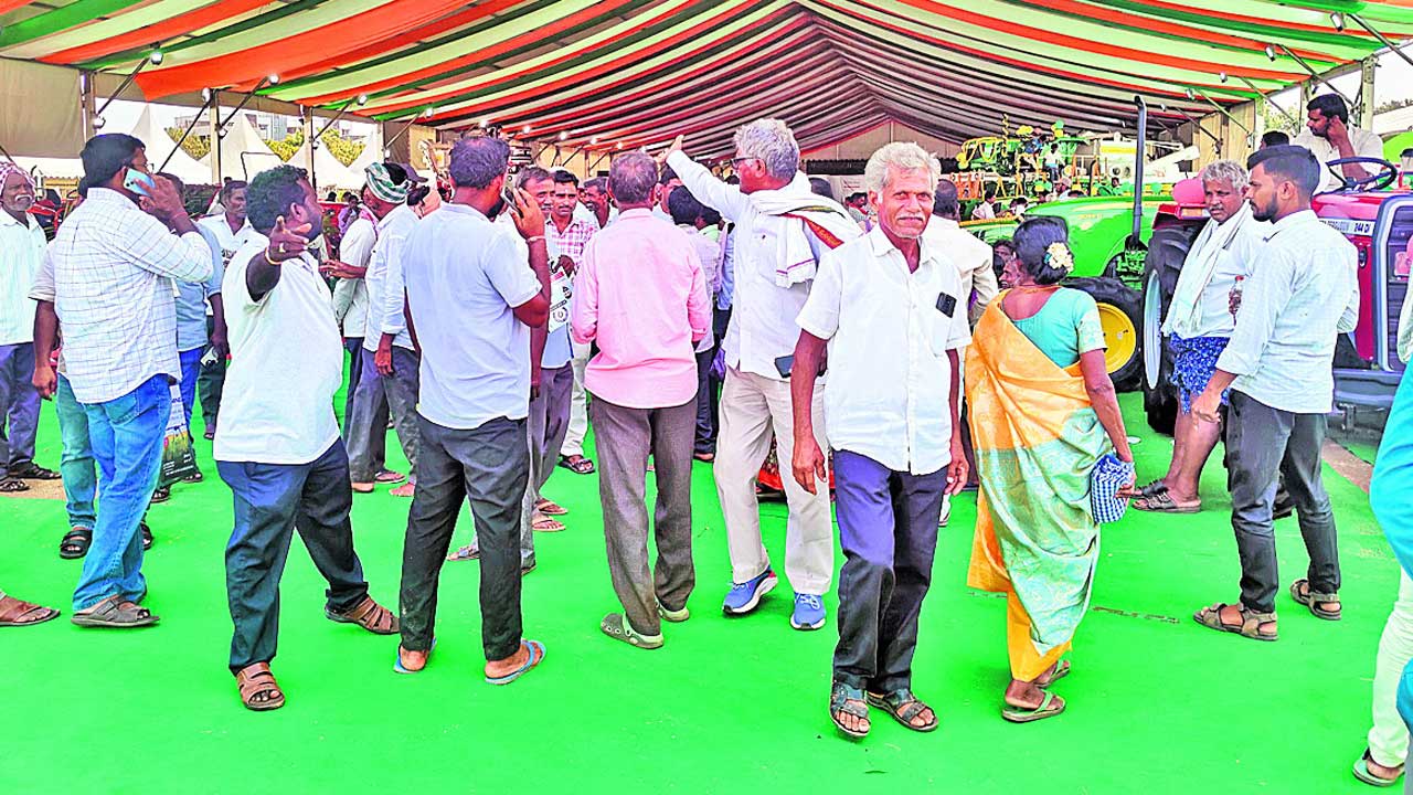 మంత్రులు ఏసీలో.. మేము ఎండలోనా