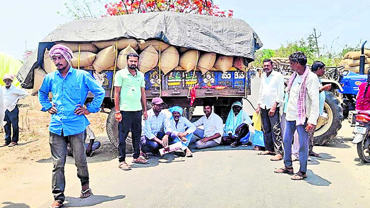 మక్క రైతుల కన్నెర్ర..
