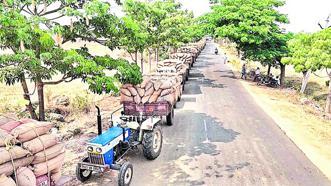 అవే బారులు.. అదే రోదన