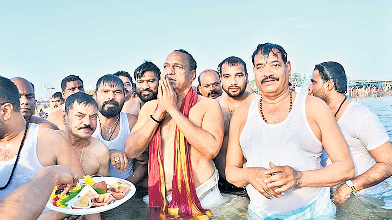 అంత్య పుషరాలకు పోటెత్తిన భక్తులు