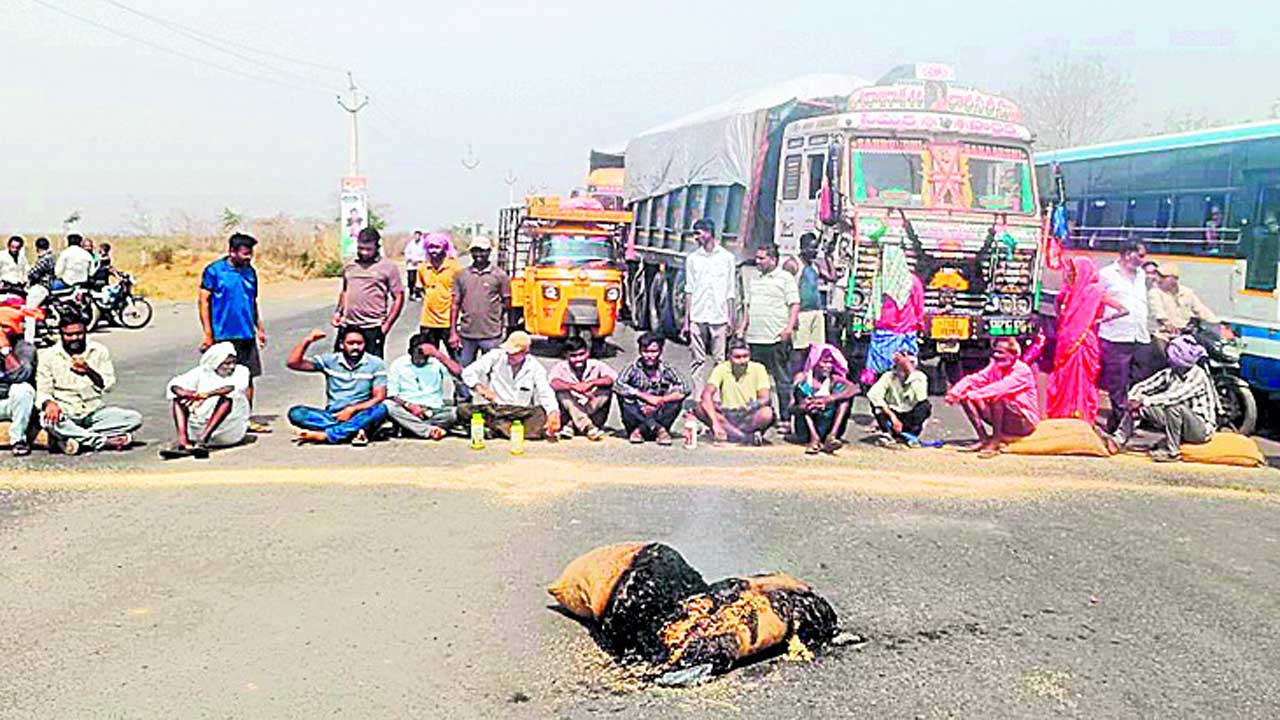 రోడ్డెక్కిన ధాన్యం రైతులు